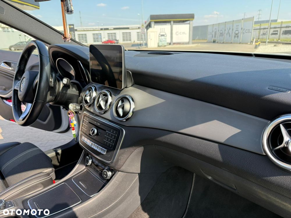 Mercedes-Benz GLA 200 7G-DCT - 18