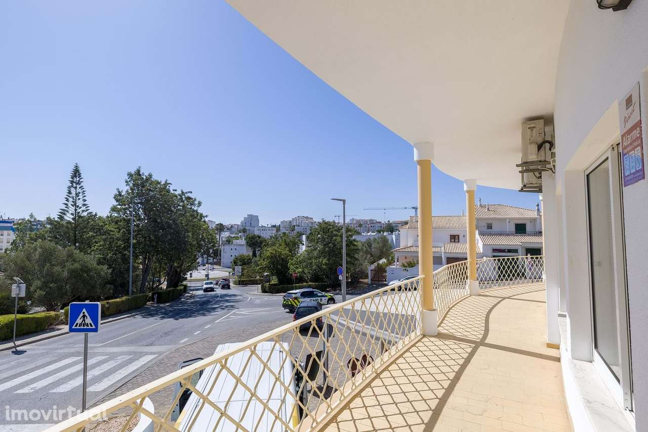 LOJA COMERCIAL COM EXCELENTE EXPOSIÇÃO PARA VENDA EM LAGOS - Grande imagem: 3/14