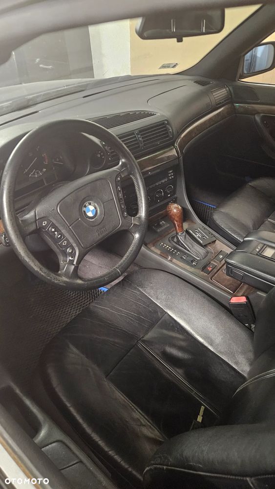 BMW Seria 7 740i V8 - 4