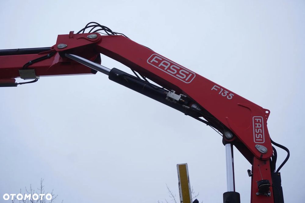 Renault C280 DTI 8 / HDS Fassi 5,6 t / Zasięg 8 m / Platforma 15 EPAL - 15