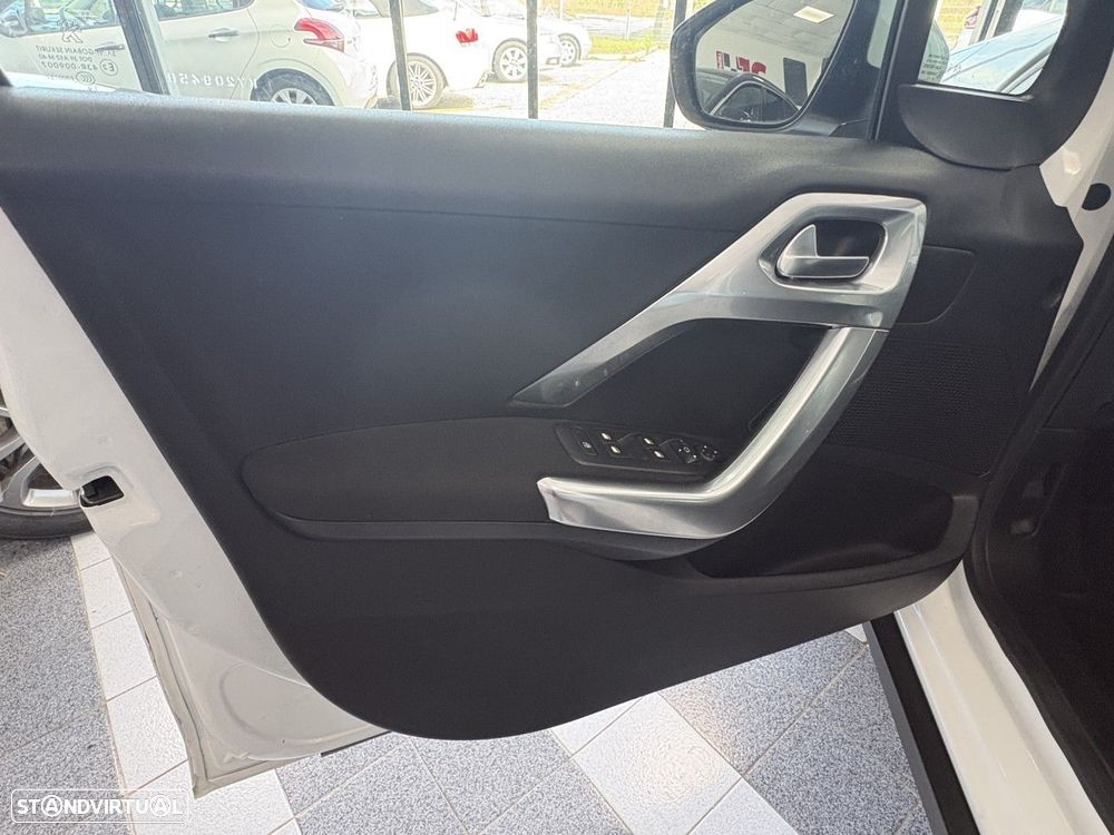 Peugeot 2008 1.2 PureTech Allure - 8