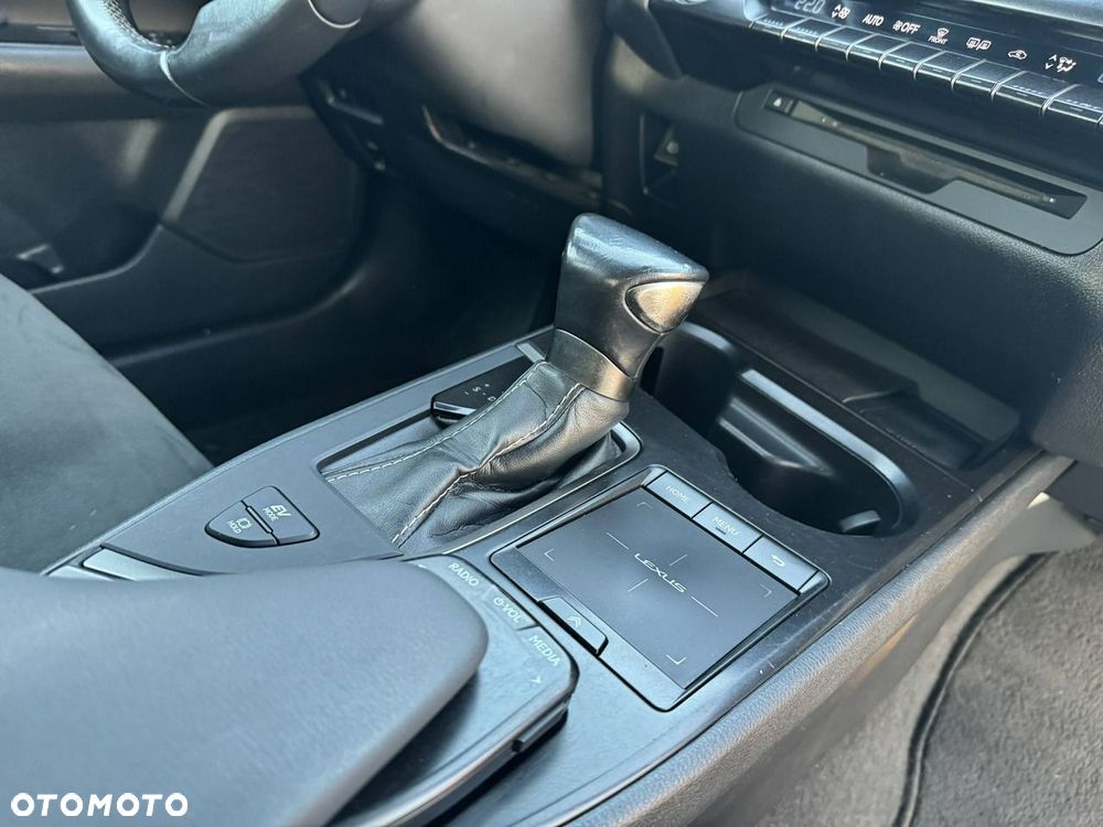 Lexus UX - 18