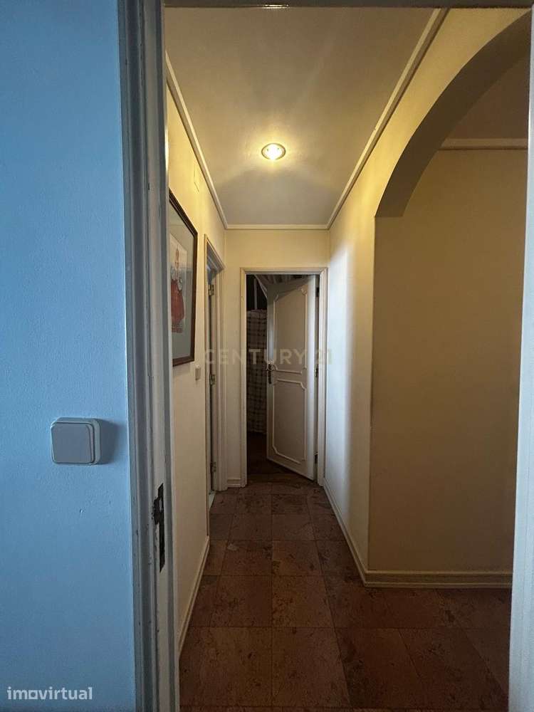 T3 transformado em T2 perto dos correios da  Cova da Piedade. - Grande imagem: 2/25