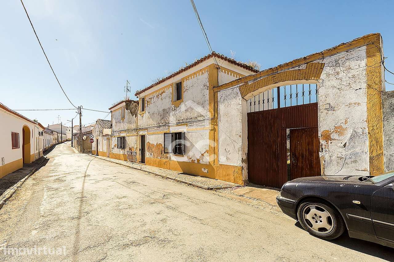 Lote de Terreno de 1351 m² c/ Duas Moradias T2 + Espaço Comercial  | A