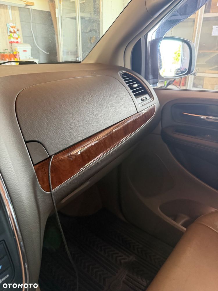 Chrysler Town & Country - 12