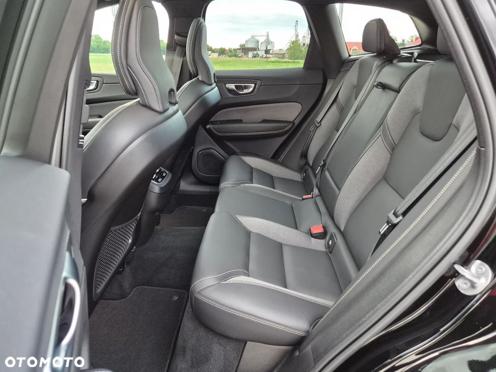 Volvo XC 60 B5 D AWD Ultimate Dark - 24