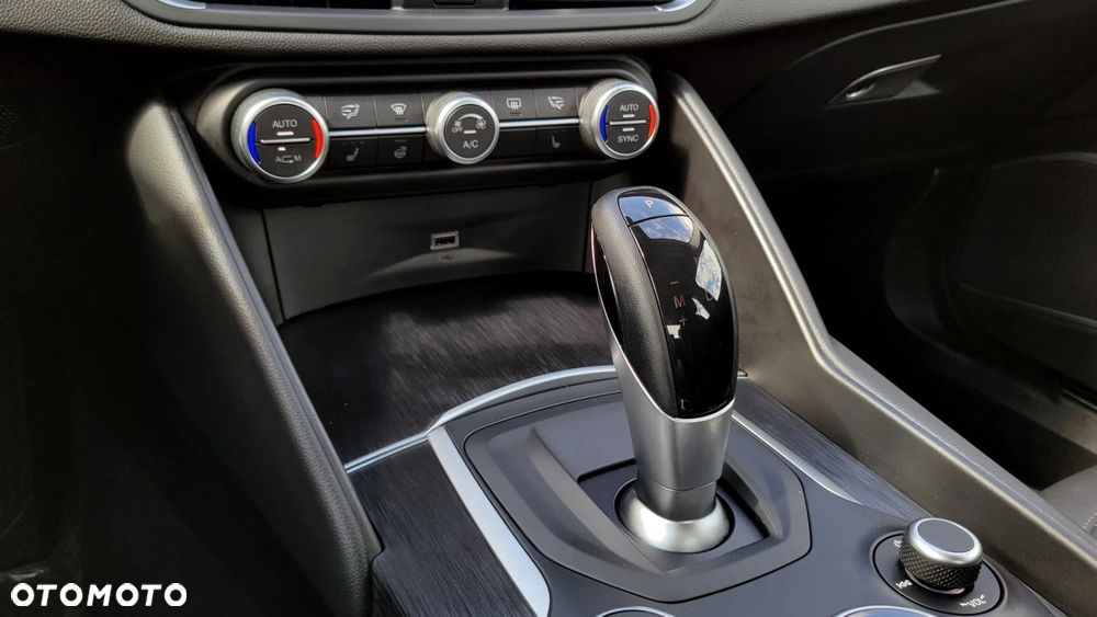 Alfa Romeo Giulia 2.0 Turbo 16V AT8-Q4 Ti - 28