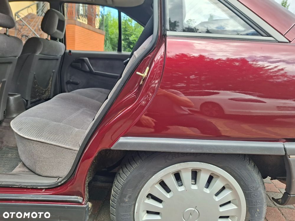 Opel Omega 2.4i GL - 30