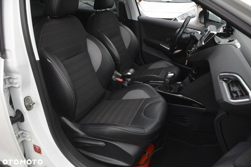 Peugeot 2008 1.6 BlueHDi Allure S&S - 19