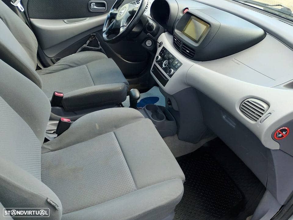 Nissan Almera Tino - 2