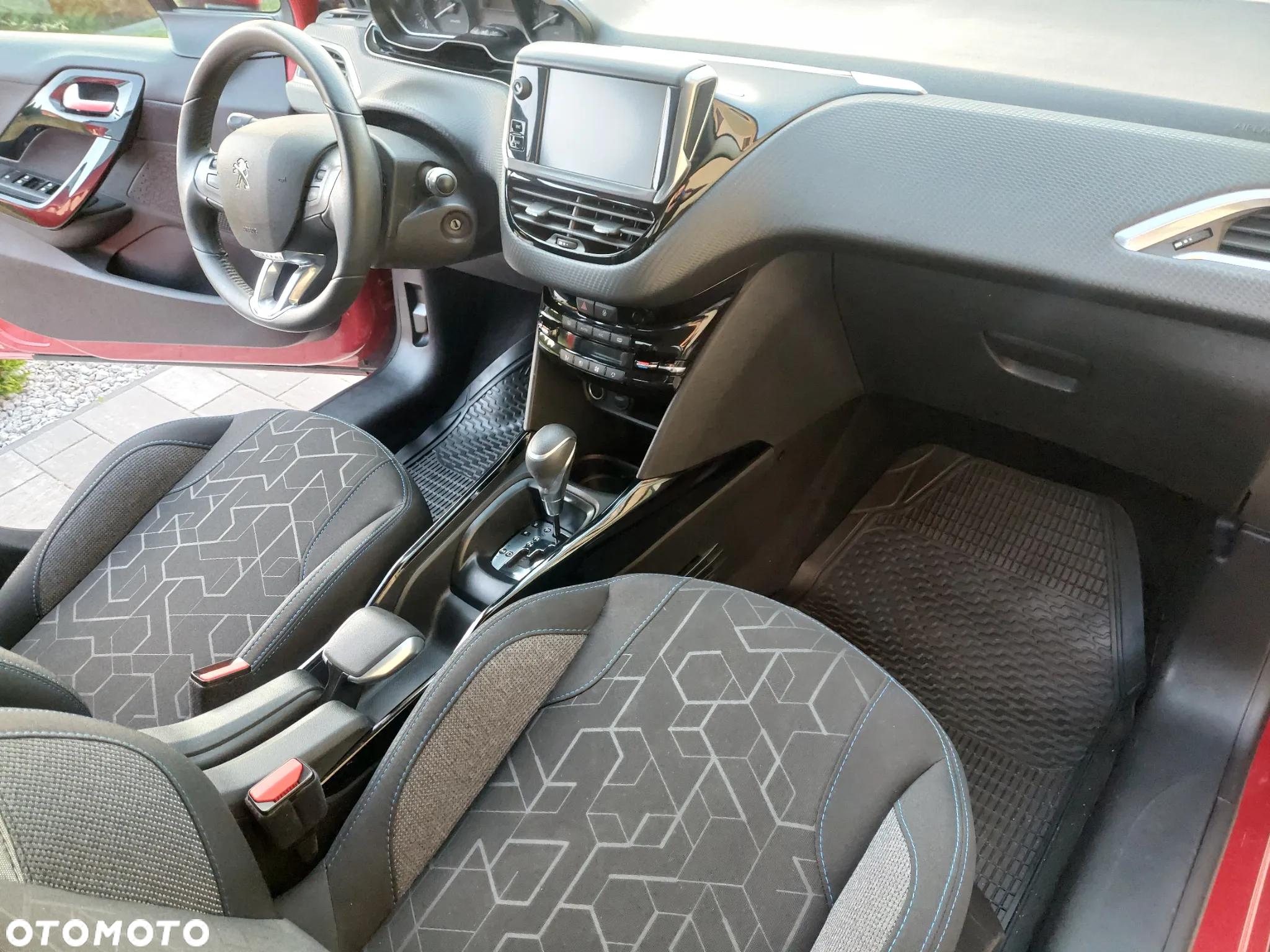 Peugeot 2008 1.2 Pure Tech GPF Signature S&S EAT6 - 16