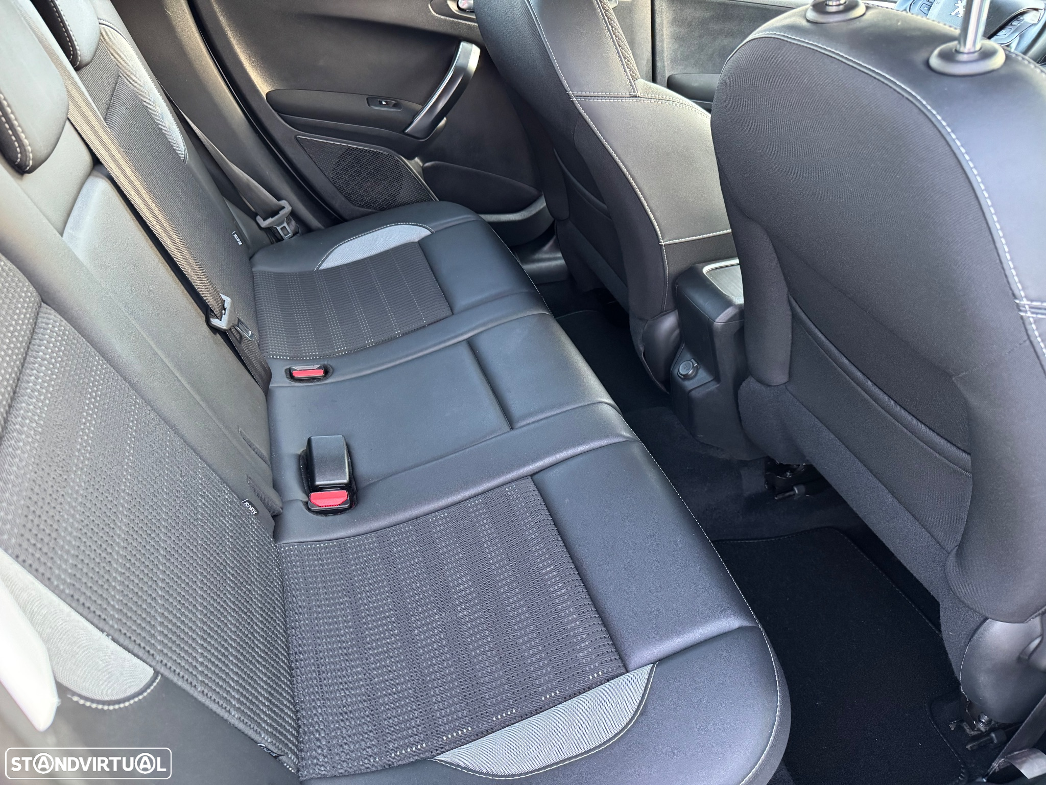 Peugeot 2008 1.2 PureTech Allure - 12