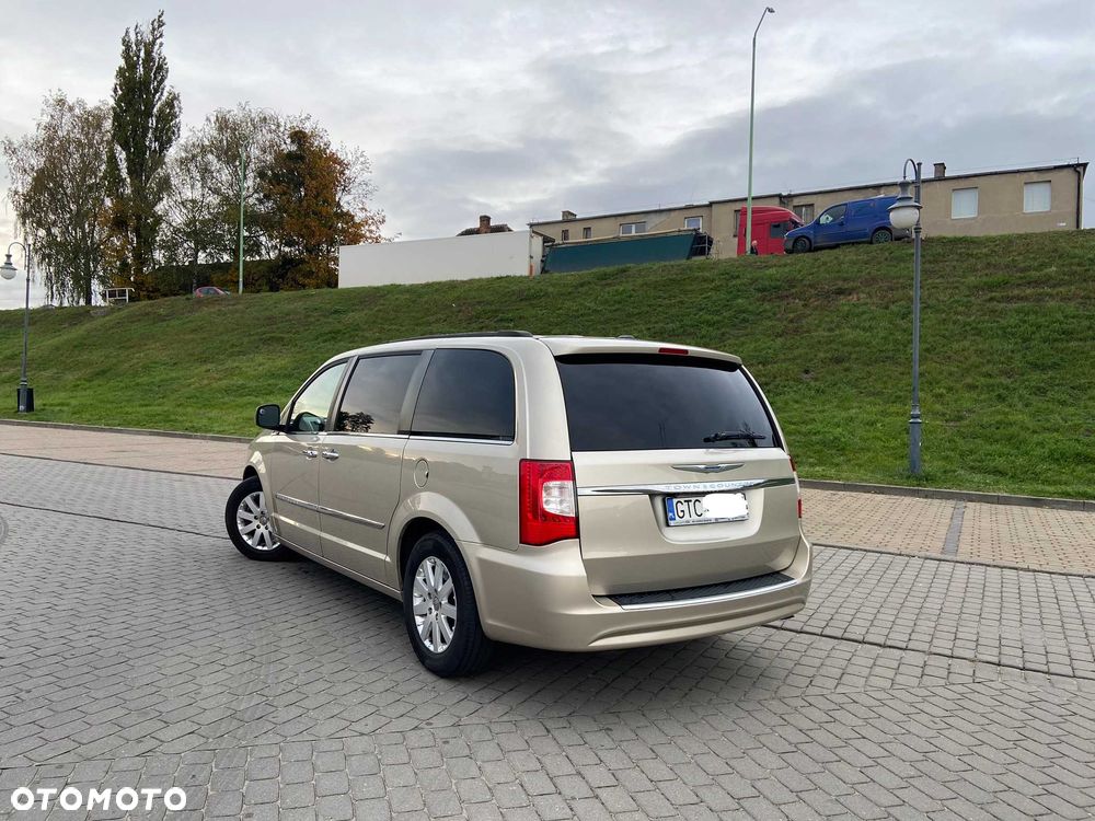 Chrysler Town & Country - 3