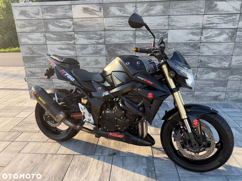 Suzuki GSR - 16