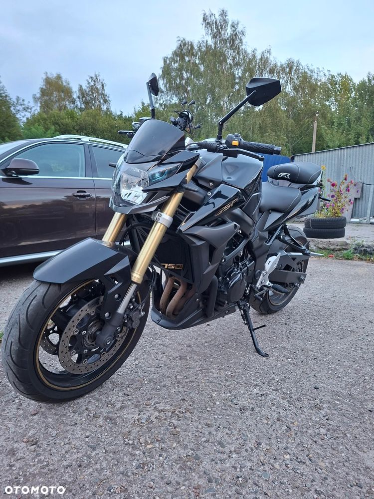 Suzuki GSR - 1