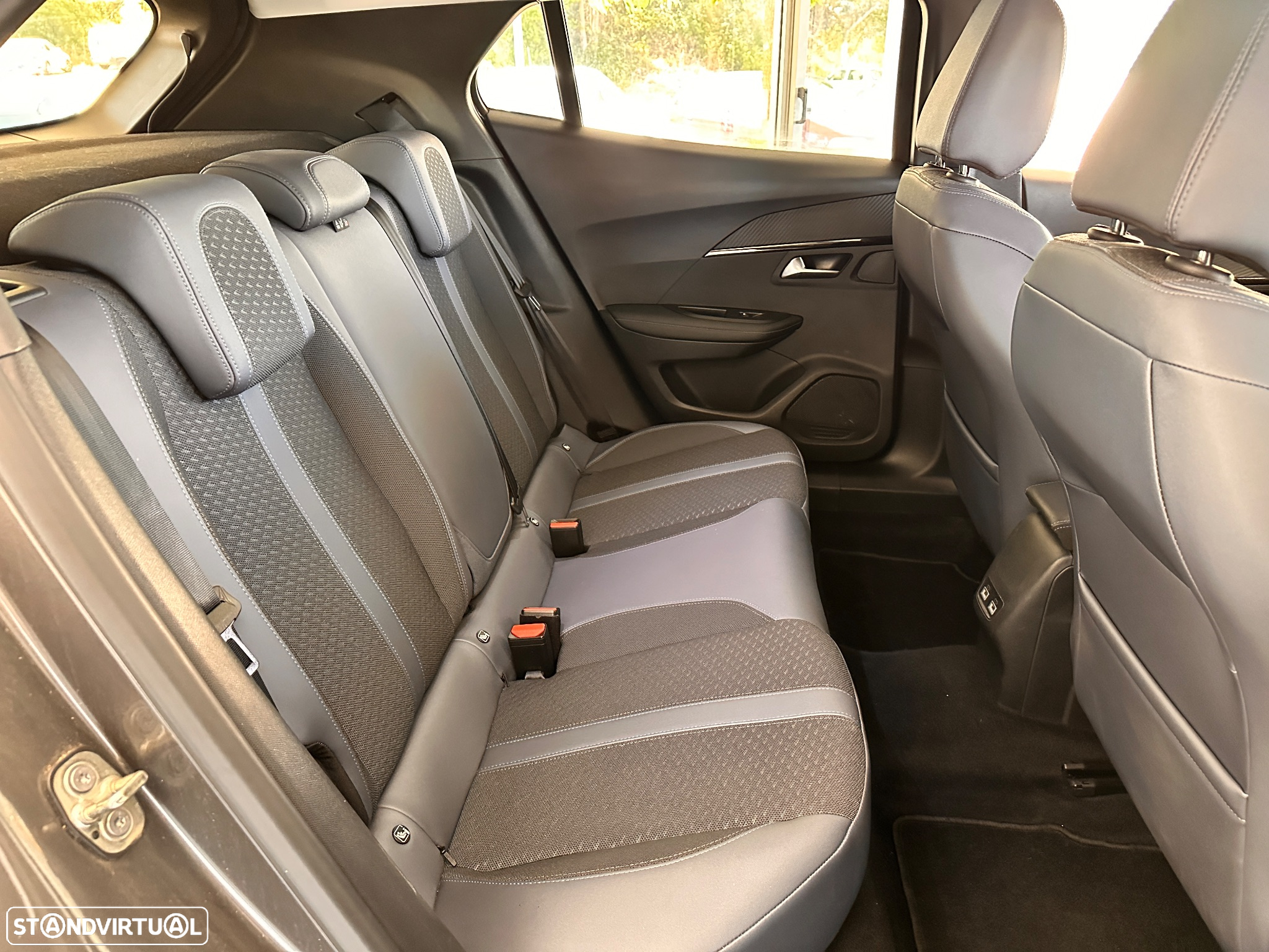 Peugeot 2008 PureTech 130 EAT8 Allure - 13