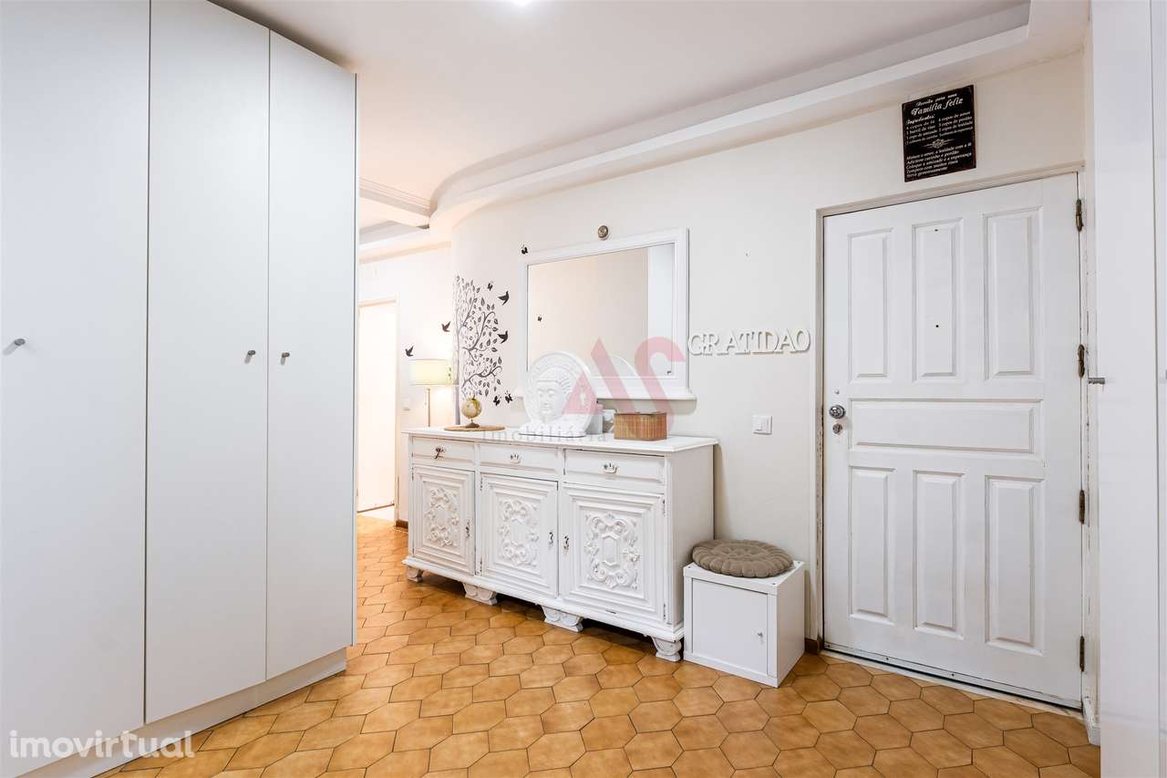 Apartamento T2+1 com varanda e terraço a 450m da praia | Praça João XX - Grande imagem: 2/27