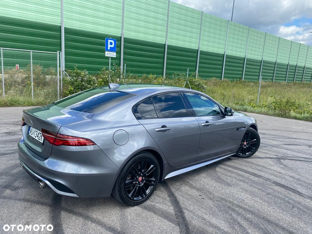 Jaguar XE 2.0 P250 R-Dynamic SE - 2