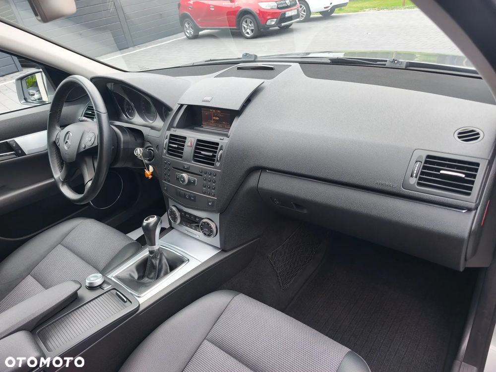 Mercedes-Benz Klasa C 180 CGI BlueEFFICIENCY Avantgarde - 20