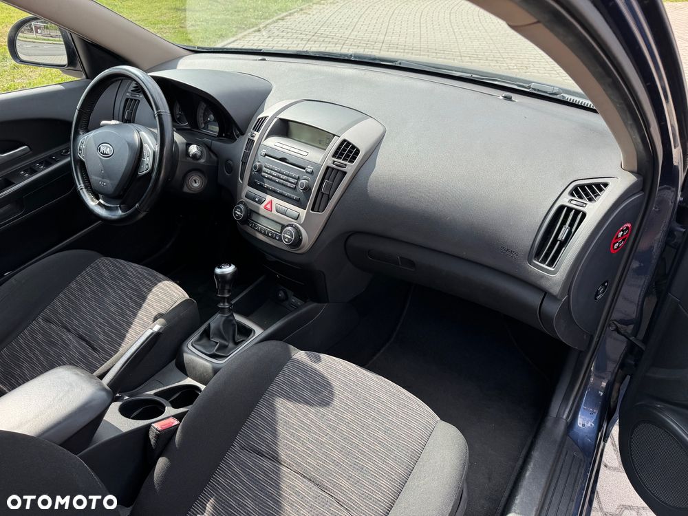 Kia Ceed - 10