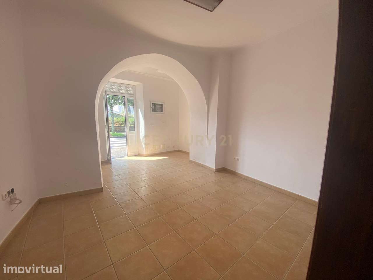Edifício Comercial para arrendamento em Lagoa, Ilha de São Miguel - Grande imagem: 2/6