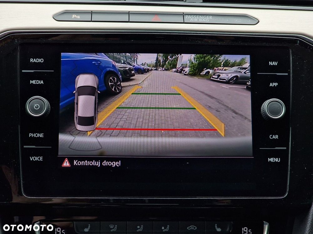 Volkswagen Passat 2.0 TDI SCR Highline - 34