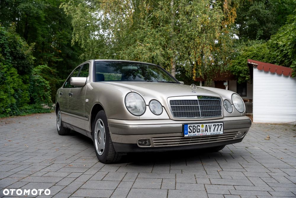Mercedes-Benz Klasa E 200 - 13