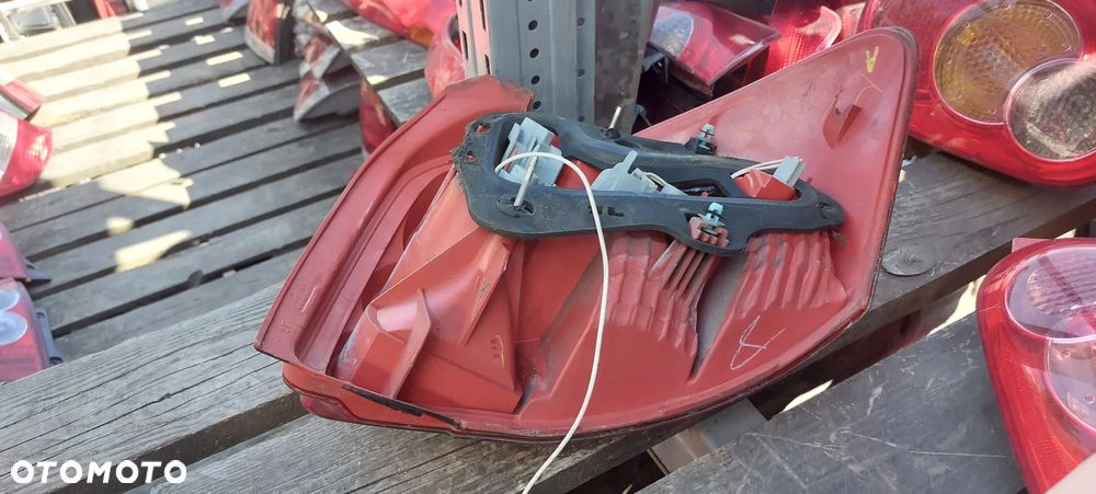 .  TYL TYLNA LAMPA LEWA TOYOTA AURIS HB 5D - 6