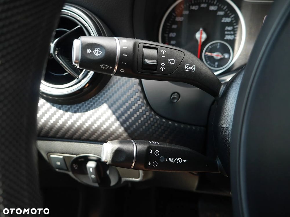 Mercedes-Benz GLA 180 7G-DCT - 15