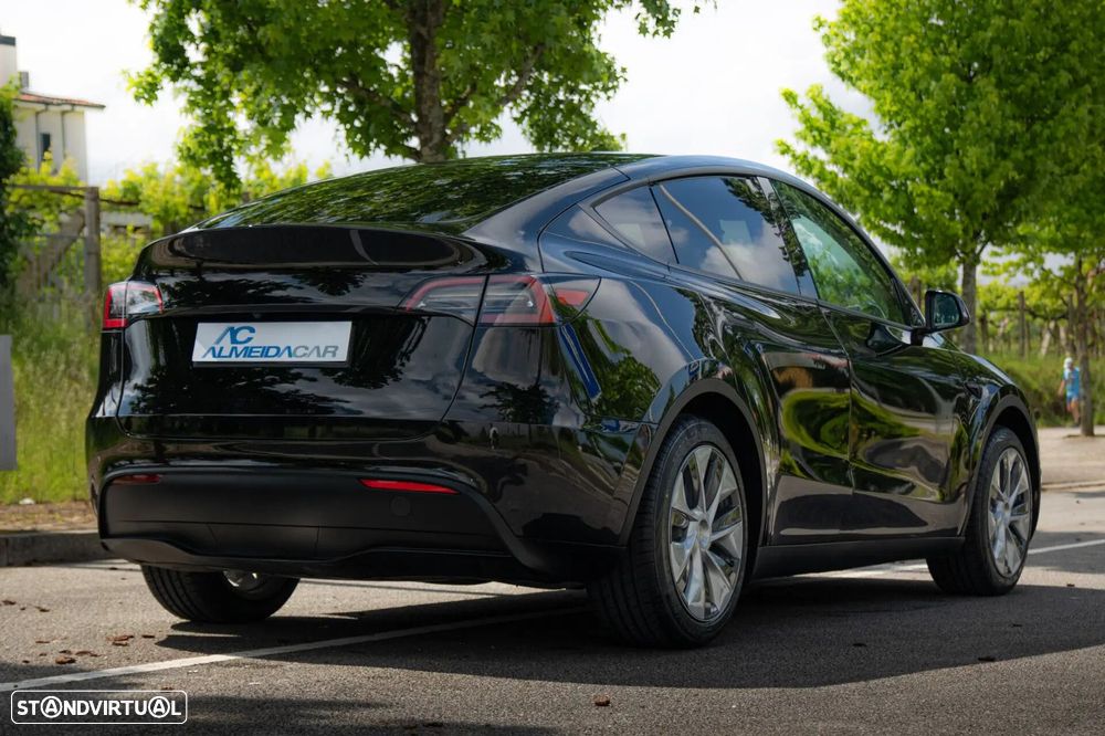 Tesla Model Y - 8