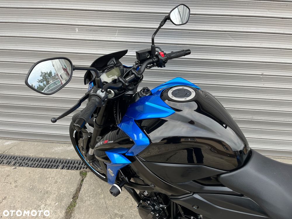 Suzuki GSX - 38