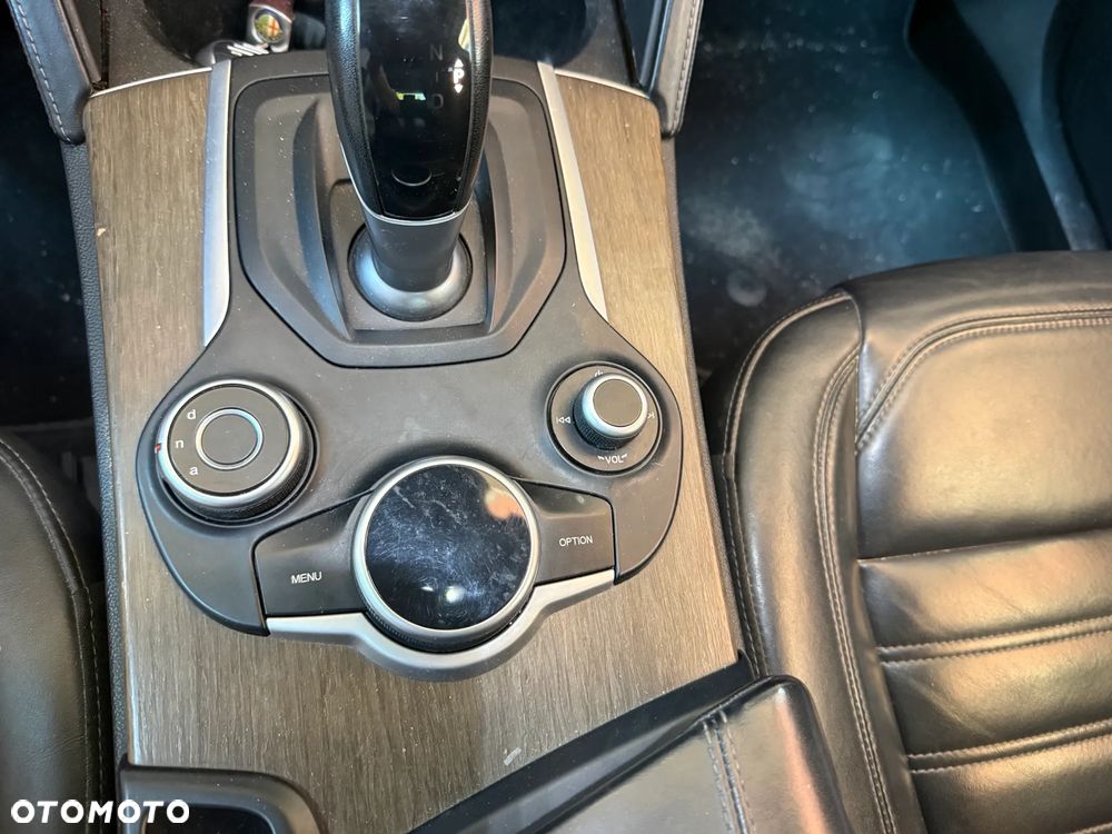 Alfa Romeo Stelvio 2.0 Turbo 16V AT8-Q4 Lusso Ti - 20