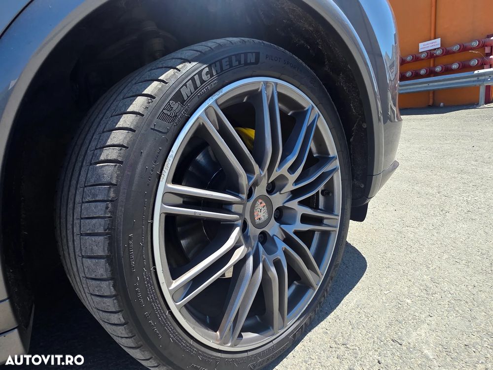 Porsche Cayenne - 15