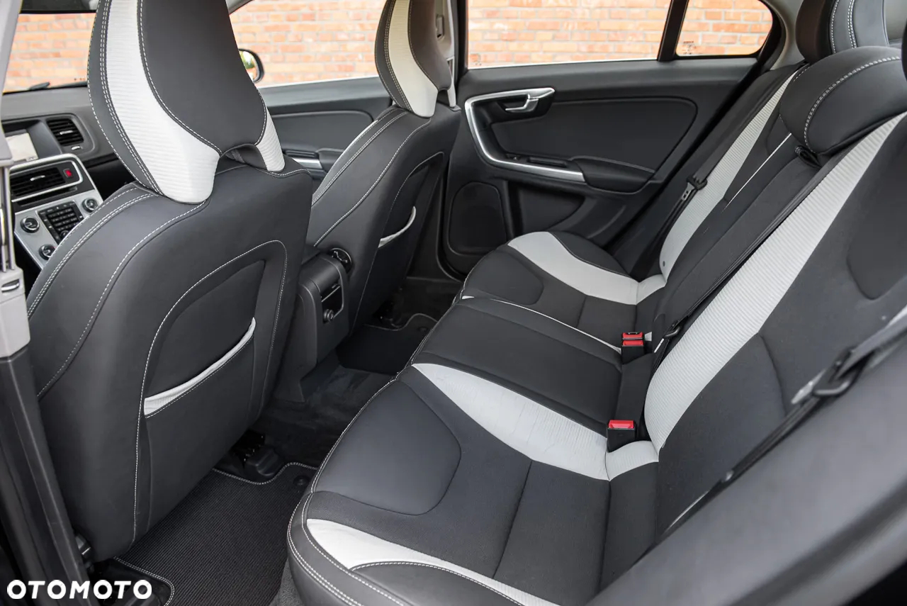 Volvo S60 D3 R-Design - 27