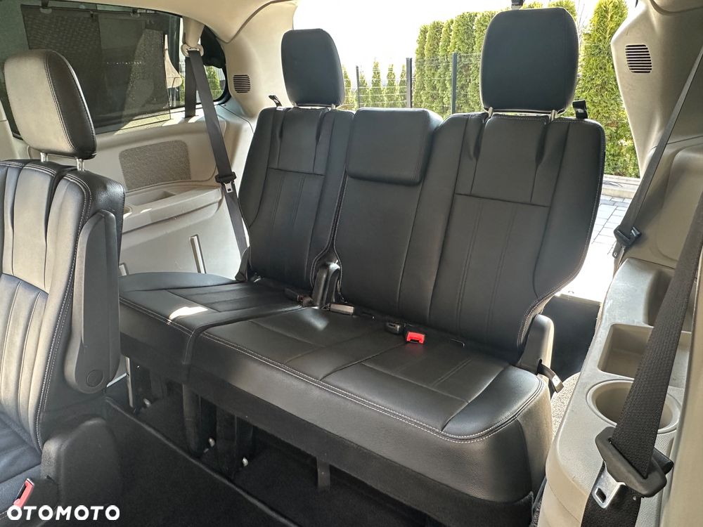 Chrysler Town & Country - 17