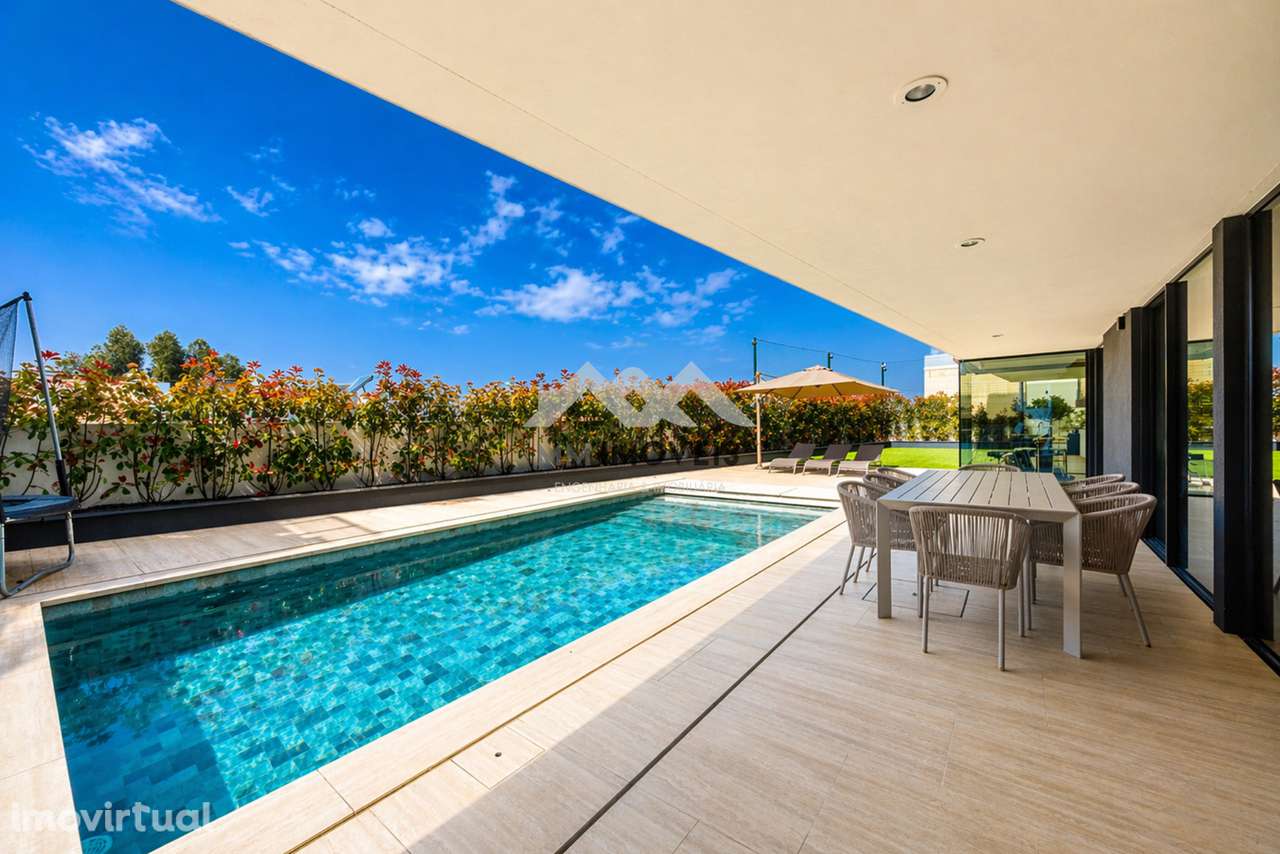 Moradia T5 de Luxo | Arquitetura Contemporânea | Privacidade Total | - Grande imagem: 4/60