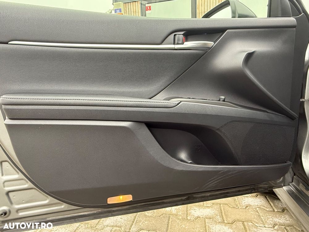 Toyota Camry Luxury - 12