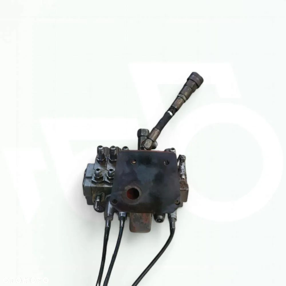 Rozdzielacz hydrauliczny 3796107M1 Massey Ferguson 8240 - 1