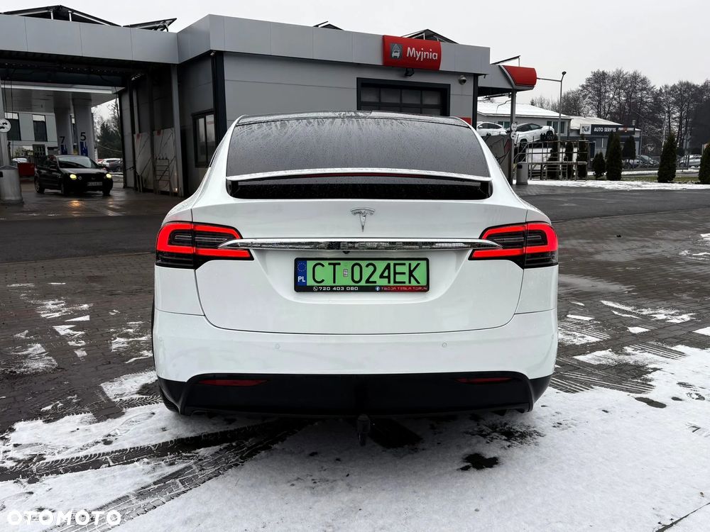 Tesla Model X - 11
