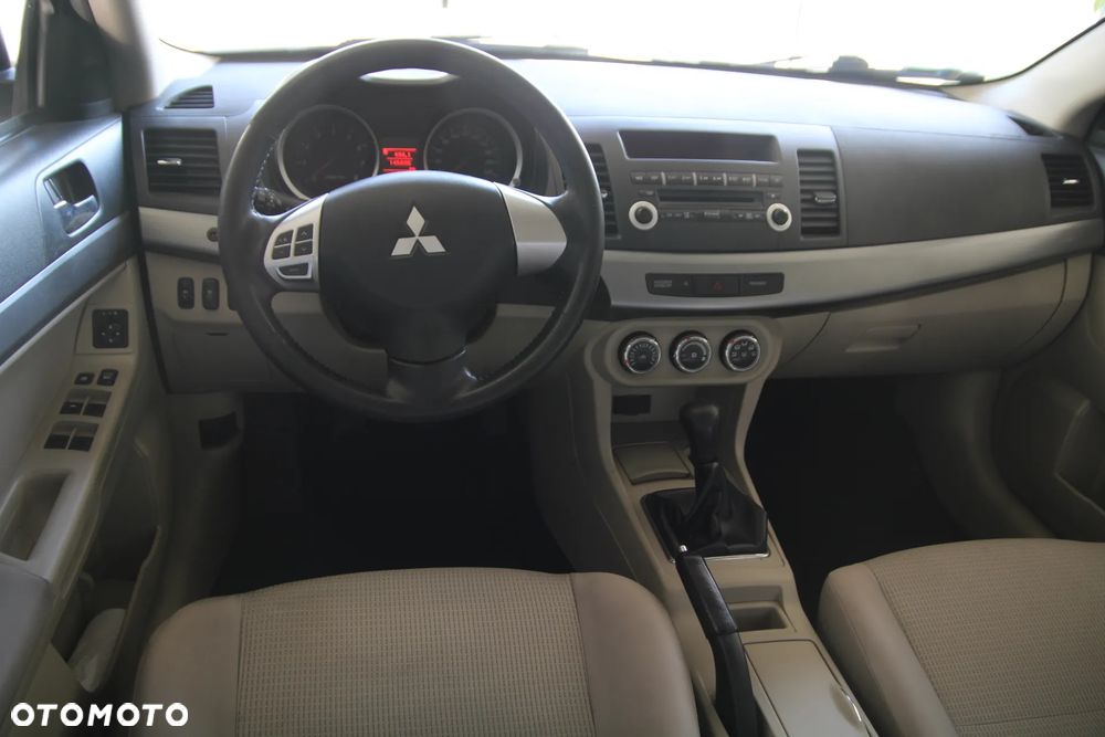 Mitsubishi Lancer 1.6 Invite - 12