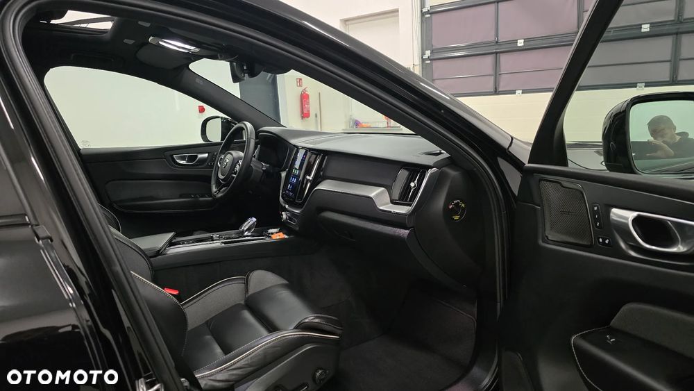 Volvo XC 60 B4 D Plus Dark - 18