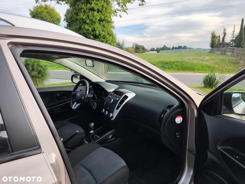 Kia Ceed 1.6 CRDi ISG Spirit - 19