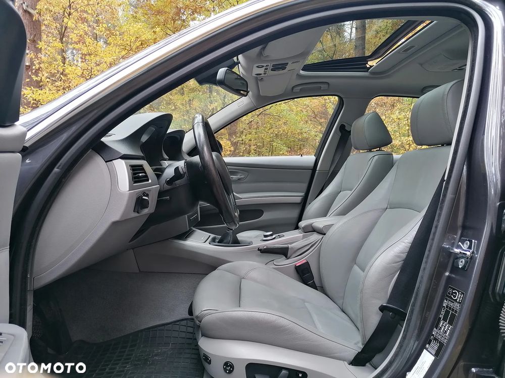 BMW Seria 3 325xi - 23