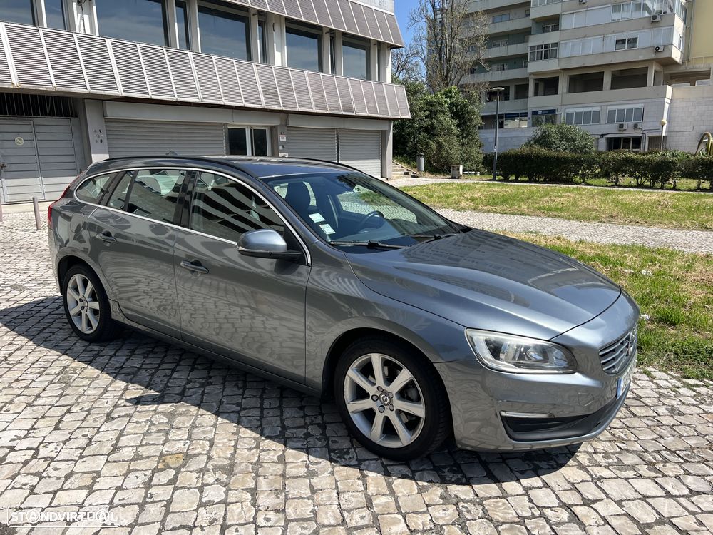 Volvo V60 2.0 D2 Momentum Geartronic - 1
