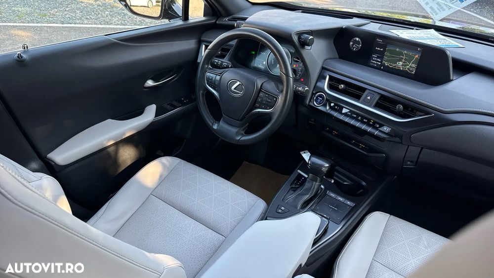 Lexus UX 250h FWD Executive - 35