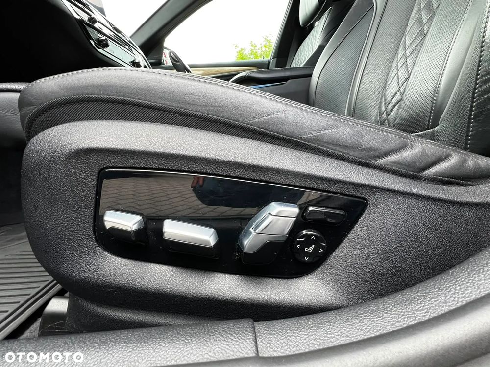 BMW Seria 5 M550i xDrive - 11