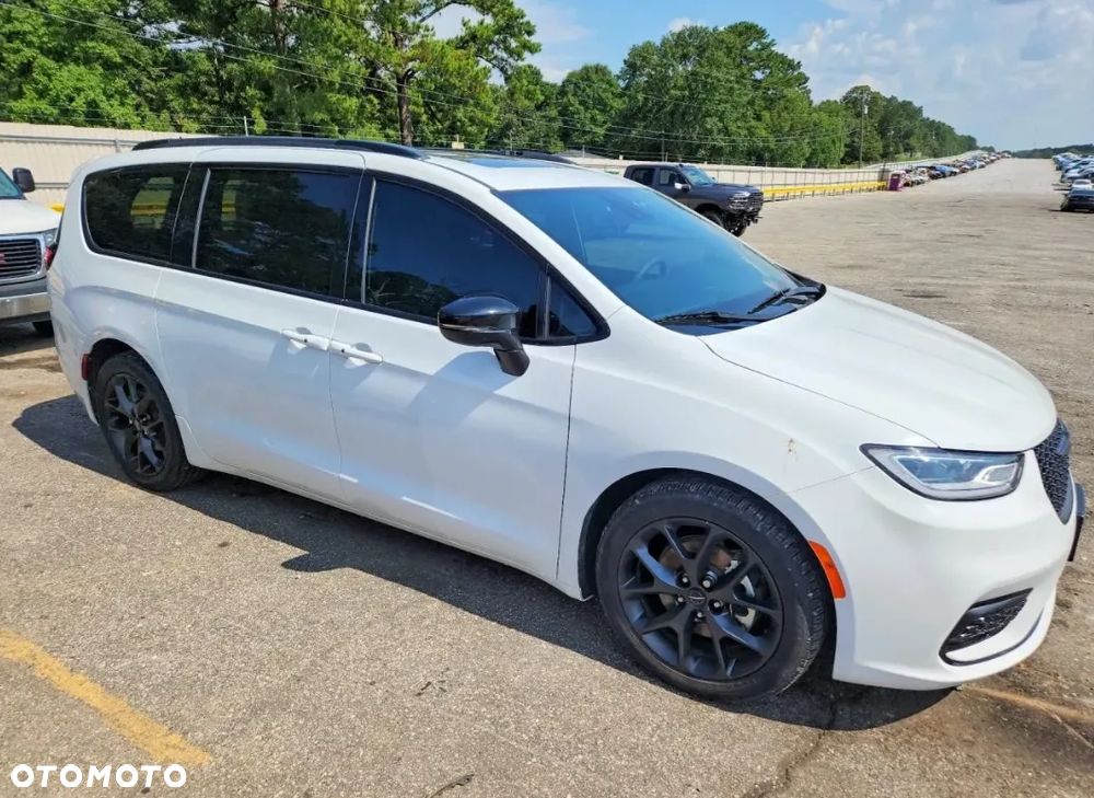Chrysler Pacifica - 1