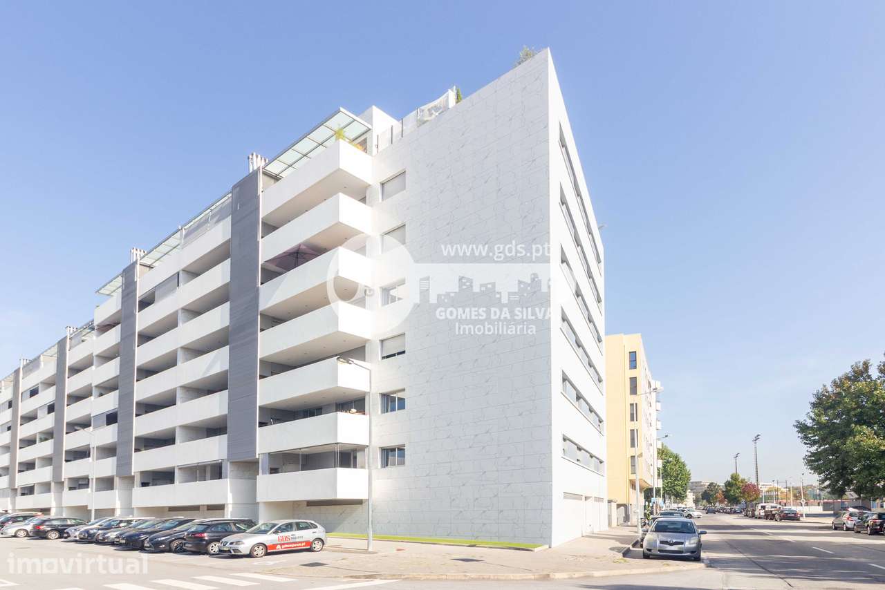 Apartamento T2 com Varanda e Churrasqueira em Maximinos, Braga.