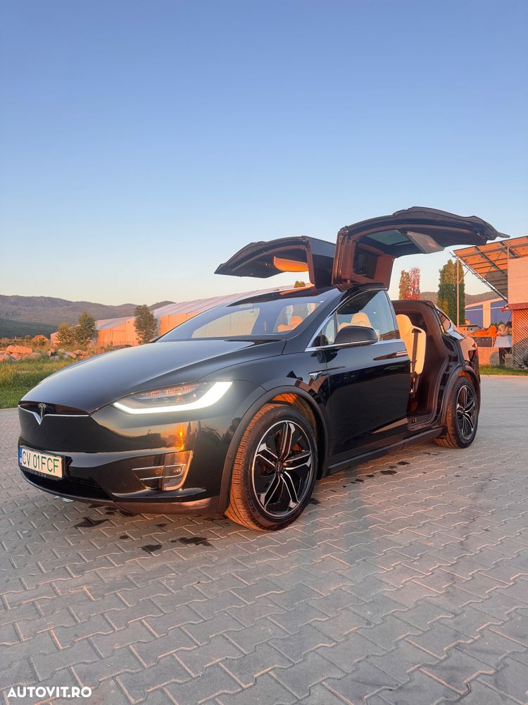 Tesla Model X - 10