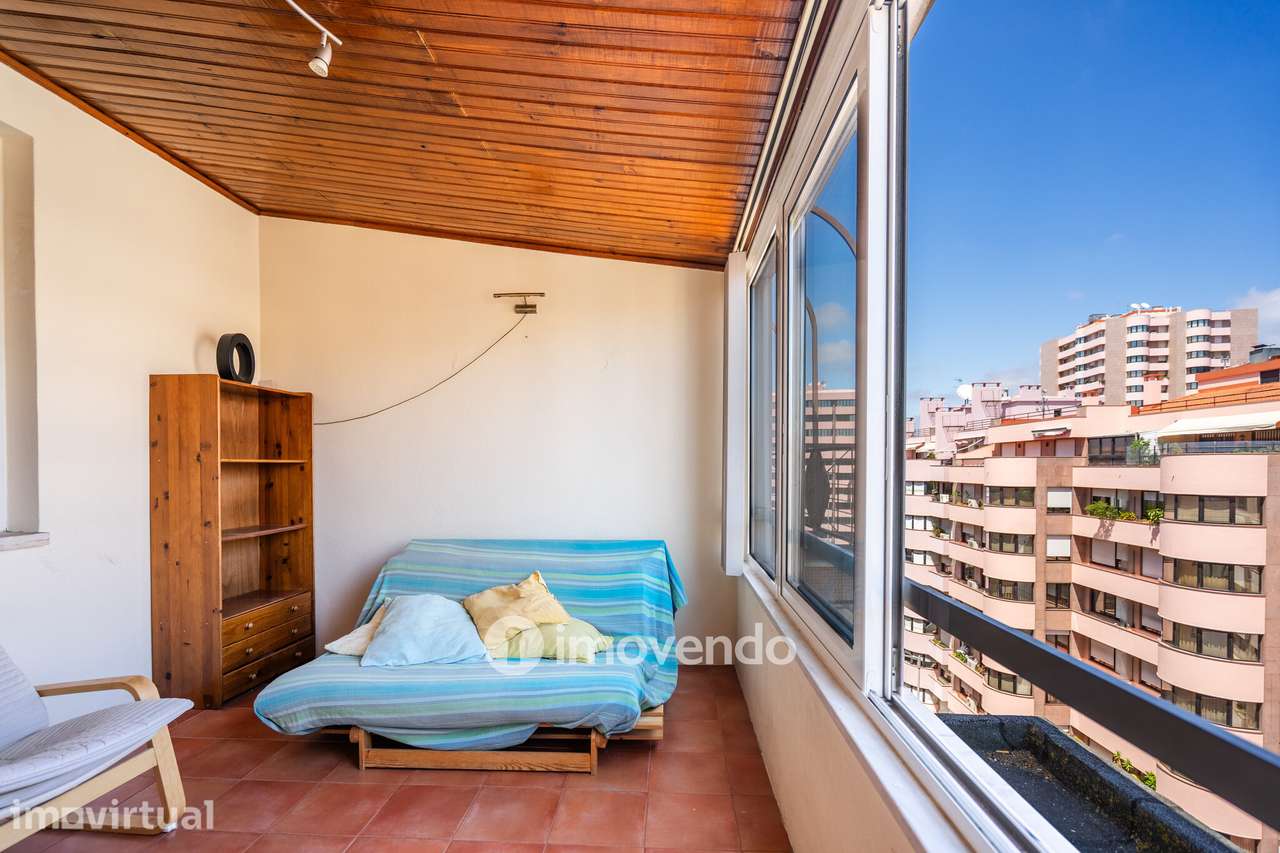 Apartamento T3, com arrecadação e boas áreas, na Estrada da Luz - Grande imagem: 4/40